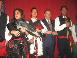  Roberto Pérez, vicepresidente del Consejo de Comunidades Asturianas, junto a los gaiteiros de la FACC.