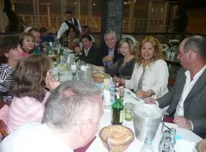 Parte de los directivos y asociados que participaron en el brindis.