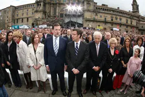 Feijóo -en el centro- con su familia y sus compañeros de partido.