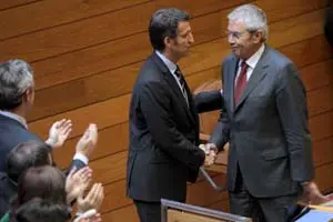 Emilio P&eacute;rez Touri&ntilde;o felicita a Alberto N&uacute;&ntilde;ez Feij&oacute;o tras su proclamaci&oacute;n como nuevo presidente de la Xunta.