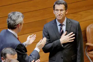  El recién elegido presidente dirige su mirada a los invitados al hemiciclo.