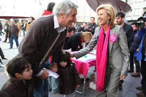 Rosa D&iacute;ez, durante la recogida de firmas en Santiago. 