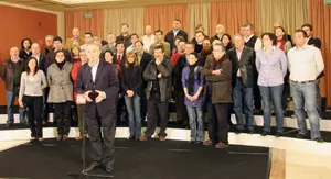 Representantes de las 32 agrupaciones comarcales del PSdeG arropan a V&aacute;zquez, la pasada semana.