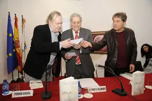 Rivas, con Alfonso S. Palomares y Fermín Bouza, durante la presentación del libro, la pasada semana.