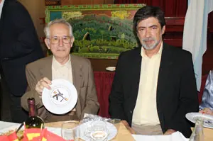  Félix Mues, junto a Hernández Cerviño, recibió un plato conmemorativo .
