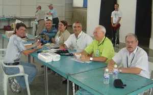  Parte de la Comisi&oacute;n Electoral que actu&oacute; en 2007, trabajando en el recinto de votaci&oacute;n.