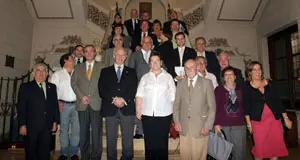  La viceconsejera y los miembros de la FICA posan en la entrada del Centro Asturiano de Buenos Aires.