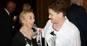 La viceconsejera conversa con una socia emigrante condecorada. 