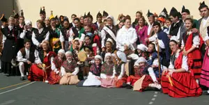 La viceconsejera de Emigración posa con los componentes del grupo de baile. 