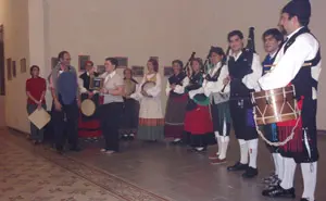  Teresa Ordiz, con Manuel García y miembros del grupo ‘Jóvenes Tucumanos por la Asturianía’.