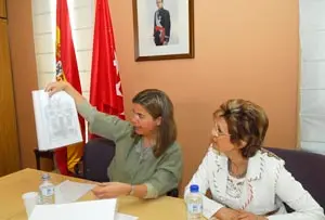 Victoria Cristóbal muestra el convenio en el que se recoge la ayuda.