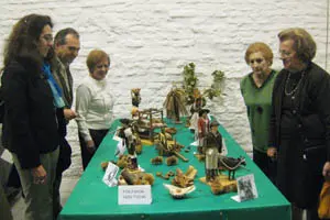  La creadora de la muestra, Lourdes P&eacute;rez, junto a asistentes a la misma.