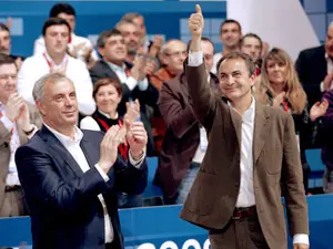 Rodr&iacute;guez Zapatero, junto a Manuel V&aacute;zquez, saluda a los congresistas del PSdeG.