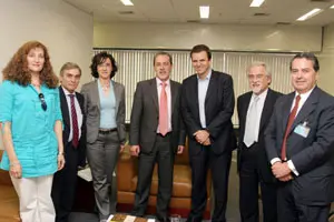  El alcalde de Río, Eduardo Paes –tercero por la dcha.–, junto a los dirigentes españoles en su despacho.