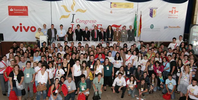 Foto de familia de los participantes en el Congreso y de las autoridades asistentes en el evento.