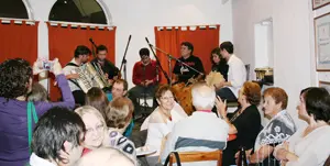  El p&uacute;blico asistente sigui&oacute; la actuaci&oacute;n de los grupos que amenizaron la jornada festiva.