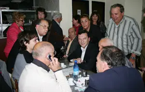  Vila Al&eacute;n y sus seguidores siguen los resultados electorales.