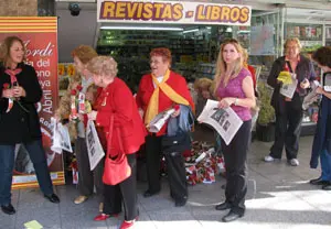 El Casal Catalá entregó rosas a los transeúntes, siguiendo una tradición catalana que data del siglo XV. 