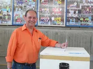  Antonio Pi&ntilde;&oacute;n Mart&iacute;n, candidato de la Plancha 2, introduce su voto. 