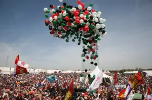 Suelta de globos del Pueblo Saharaui momentos después de leer el manifiesto en la campa de Villalar.