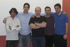 El presidente posa junto con el resto de la junta directiva.