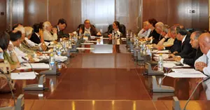  Un momento de reunión de la Comisión.