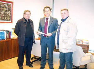  N&uacute;&ntilde;ez Feij&oacute;o, junto a Eduardo Cu&ntilde;a y D&iacute;az Fuentes, dirigentes del C&iacute;rculo Gallego, durante su reuni&oacute;n en marzo.