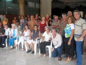  Antonio &lsquo;Tony&rsquo; Gonz&aacute;lez &ndash;3&ordm; dcha.&ndash; celebra con los asociados el centenario de la asociaci&oacute;n de &lsquo;Meira y Pol&rsquo;.