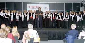 El Coro del Centro Gallego de Buenos Aires preparado para actuar.
