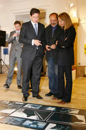  El presidente de la Diputaci&oacute;n y otros dirigentes recorrieron la exposici&oacute;n en la Capilla de Santa Mar&iacute;a.