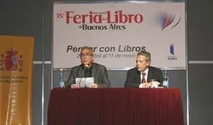  El escritor Juan Jos&eacute; Mill&aacute;s &ndash;izda.&ndash;, junto al embajador de Espa&ntilde;a en Buenos Aires, Rafael Estrella.