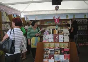  Uno de los puestos que vendieron libros en la Feria de la Lectura.
