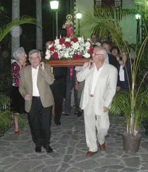 Destacados icodenses portan en hombros en procesión al patrono de Icod de los Vinos, San Marcos Evangelista.