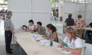  Un socio se presenta en la Mesa Electoral para verificar sus datos.