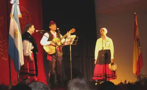  La noche contó con varias actuaciones musicales.