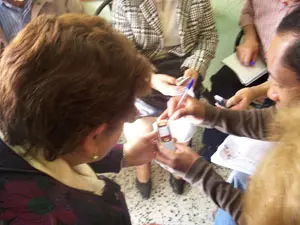  Uno de los grupos reciben un curso sobre manejo de teléfonos móviles.