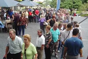  Parte de los ciudadanos que acudieron a votar al Consulado General en Caracas, en 2005.