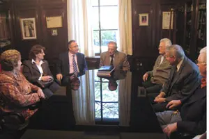  El alcalde compostelano, reunido con la directiva del Hogar Espa&ntilde;ol.