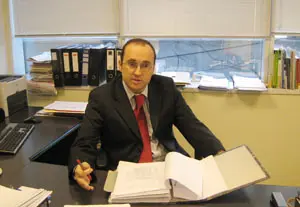  Julio Olmos atendió a este semanario en su despacho de la Oficina Laboral.