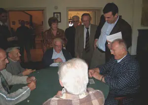  Cortés observa una partida de cartas disputada entre socios del Hogar Español.