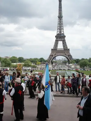 Un momento del desfile de las bandas por Trocadero.