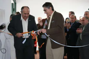 El presidente de la Diputación de A Coruña y el presidente del Hogar Gallego para ancianos de Domselarr desatan las cintas inaugurales.