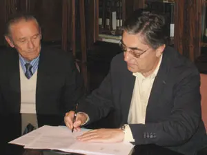  Fern&aacute;ndez Moreda firma el acuerdo de colaboraci&oacute;n.