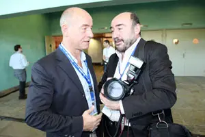  Santiago Camba conversa con Luis Vaamonde, director de Galicia en el Mundo. 