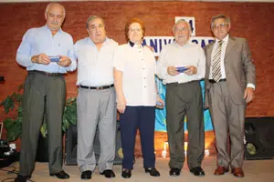 El presidente del Centro Asturiano –a la derecha–, con los socios que cumplieron 50 años en la institución. 
