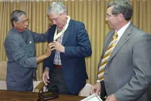  De Lario fue condecorado por el presidente de la Cámara de Comercio de Puerto La Cruz (CCPLC), Esteban Castillo Alcántara, con el máximo galardón de la entidad.