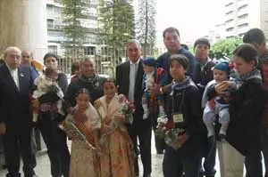  P. Rvdo. Salvador Espinosa Dutrus, sacerdote de origen valenciano, Marineus Mora Sanchis con su hijo Adangel, Felipe Sáez Sanfélix, presidente de Asoval con sus nietas Valeria y Verónica; embajador de  España, Dámaso De Lario, Ricardo Antón