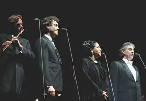 El flautista Andrea Grimelli; el barítono Gianfranco Montresor; la soprano Olivia Gorra y el tenor Andrea Bocelli, en escena.