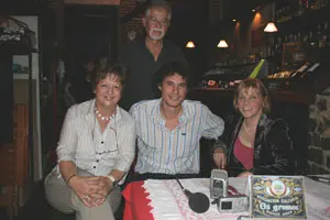 Directivos de la asociaci&oacute;n y Ra&uacute;l Alfons&iacute;n, nieto, durante al homenaje p&oacute;stumo que realizaron a su abuelo.