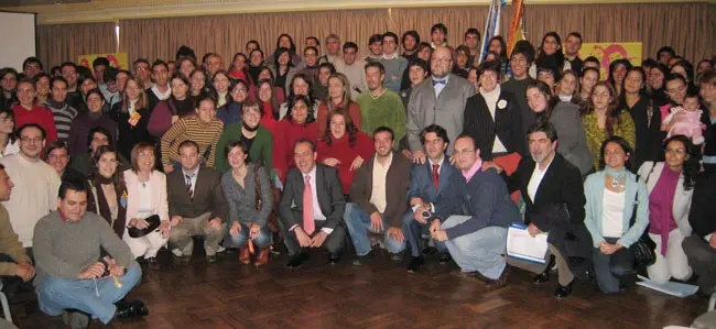 Agustín Torres posa con los participantes.